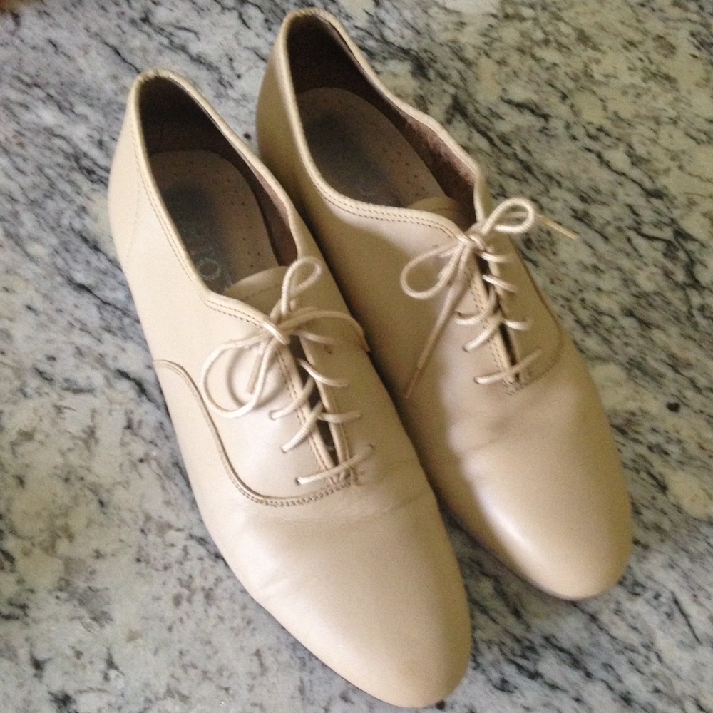 Tan leather tie up shoes